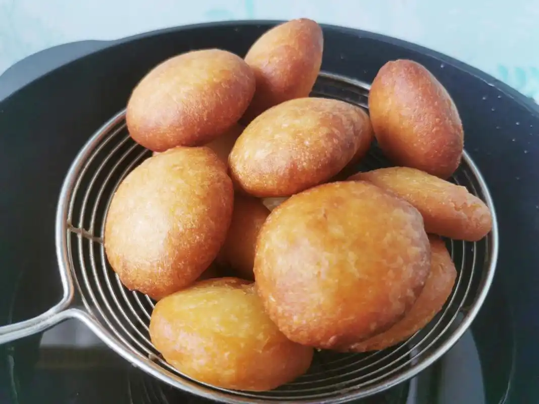 面粉中倒入开水搅一搅,做出来的糖糕个个空心鼓大