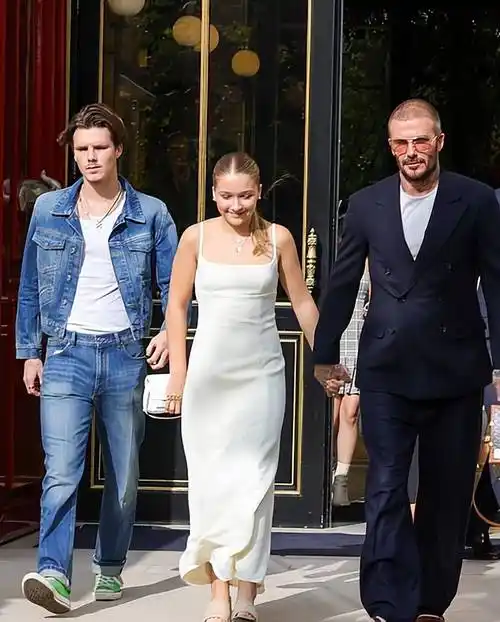 12岁小七踩高跟鞋穿白裙助阵贝嫂时装秀,名媛范_贝克汉姆_支持_穿着