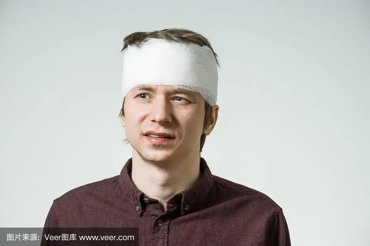 头上缠着绷带的病人
