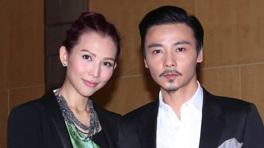 由于保养得当,蔡少芬的脸,身材,状态都很年轻,笑容依然迷人.