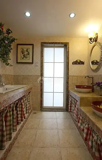 客卫左边是洗衣池右边是一高一矮两个洗手台矮的