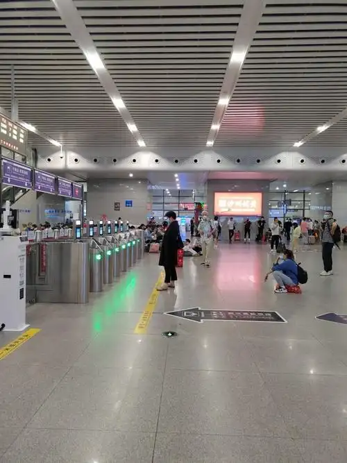 昆山南站候车厅座椅太少乘客席地而坐有损文明城市的形象