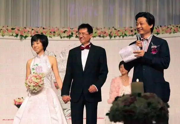 回顾张怡宁闪婚嫁给袁立前任生下一儿一女结婚14年被宠成宝