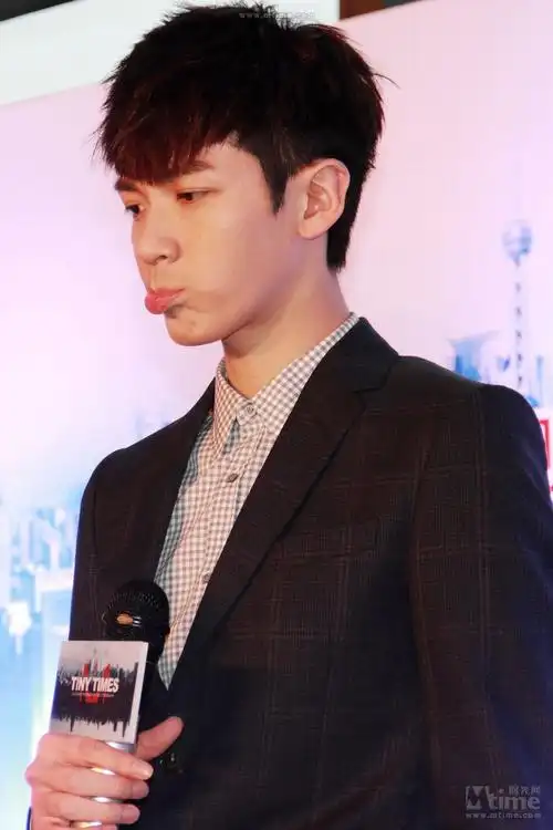 小时代预告片中柯震东的坏笑的图片