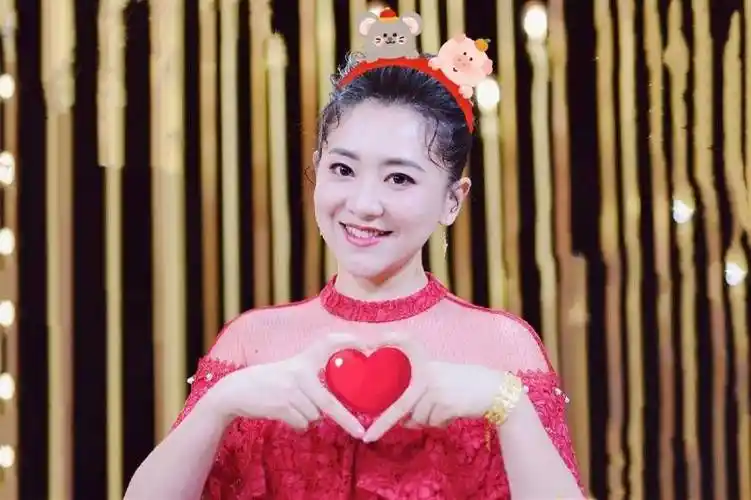 央视主持人月亮姐姐微博引热议,网友却说:我的心是冰冰的