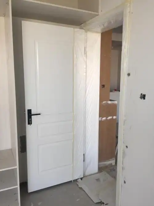 【木门】【门锁】     其实木门早就安好了,但是今天才看到,白白的