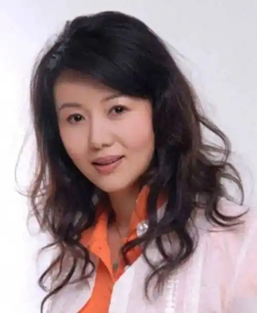 她是杜淳继母,二婚嫁给大13岁的杜志国,婚后被老公宠成宝,和继子亲如