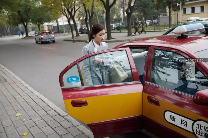 图片标题:     青年女人乘出租车上班 图片编号:     cpmh-106352f30
