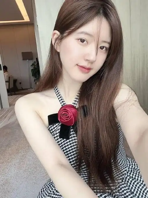 赵露思晒九宫格居家随拍美照,穿短裙惬意优雅笑容靓丽