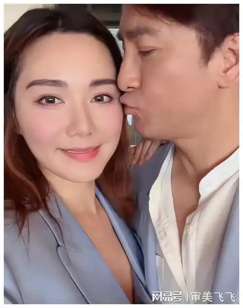 马国明汤洛雯巴厘岛度假,两人甜蜜亲吻脸颊,马国明一脸慈祥