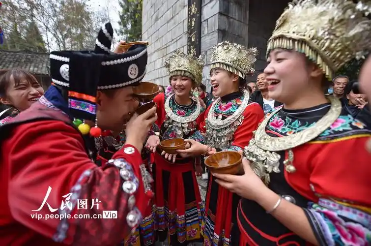 同胞在贵州省铜仁市松桃苗族自治县正大镇苗王城景区向游客敬拦门酒
