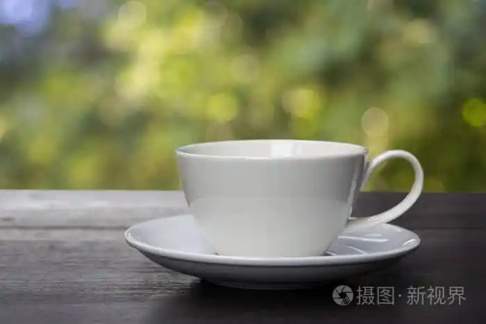 在木桌上的白色杯子