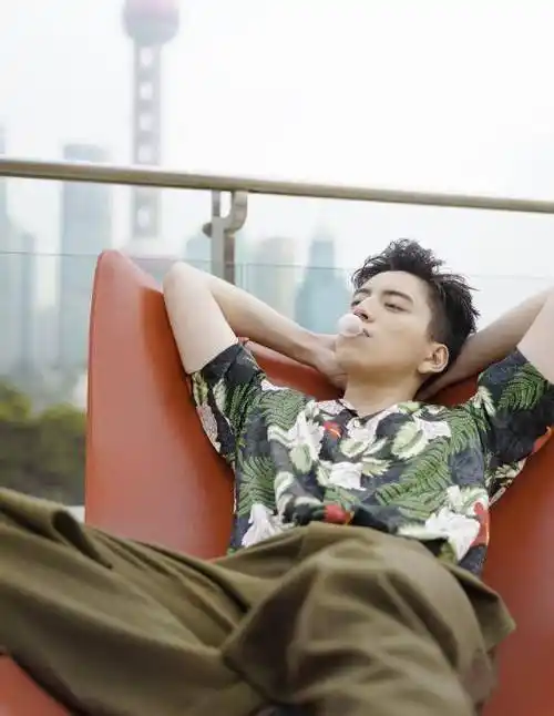 一米八的身材下,王大陆在这身搭配中穿出了五五开的身材,但在正面将