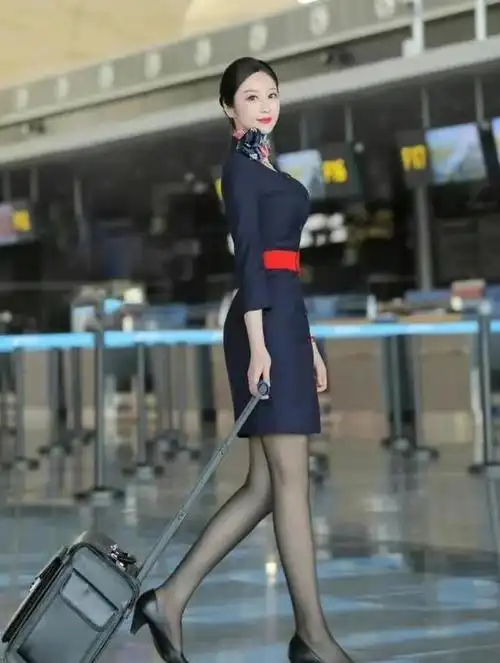 东航空乘姐姐制服高雅端庄美感图片