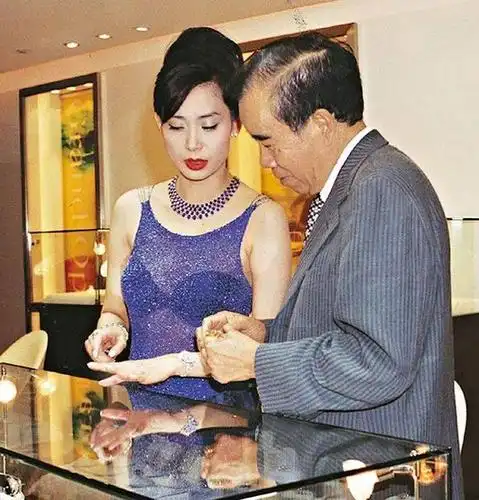 邝美云与周大福珠宝创始人郑裕彤