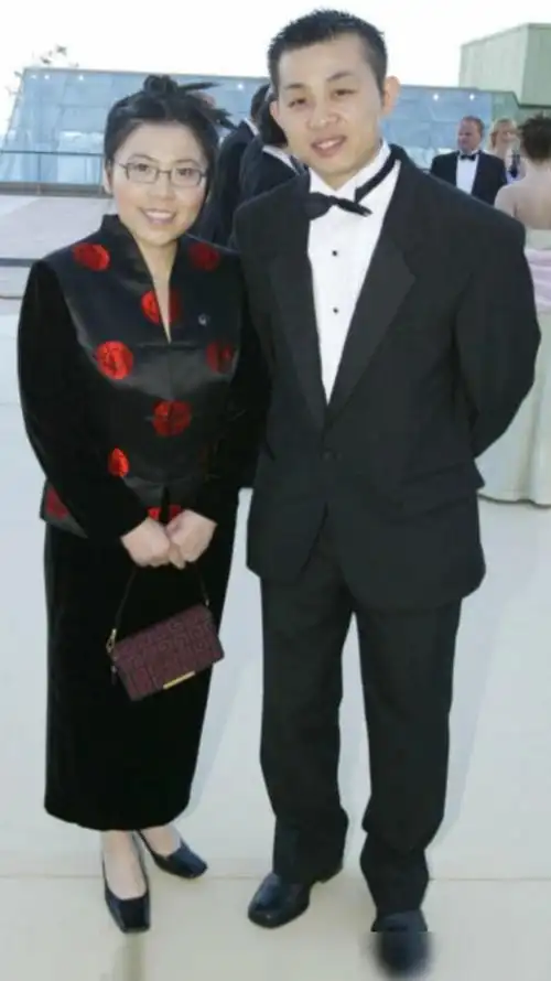 邓亚萍和老公练球一袭黑衣下盘稳健14岁儿子身高已经赶超妈妈