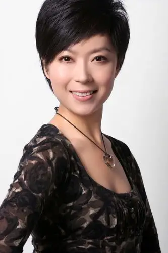 1972年3月9日生于河南郑州,毕业于中国传媒大学,中国中央电视台主持人