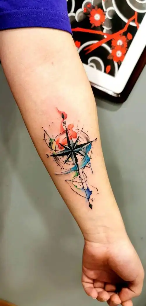 水彩指南针纹身图片_手臂水彩几何纹身图案
