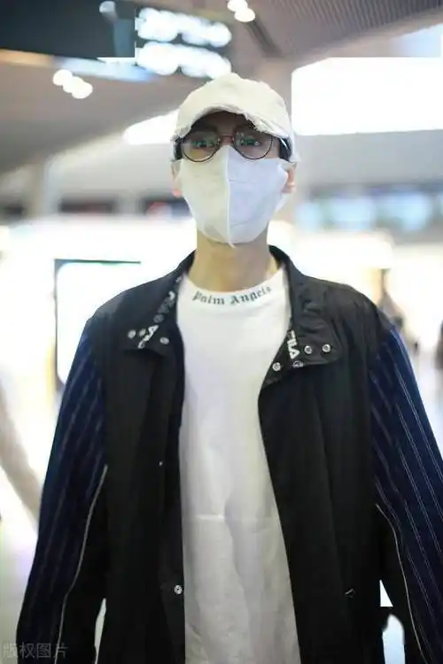 罗云熙穿白色打底配蓝色条纹外套现身机场,低调现身,包裹严实