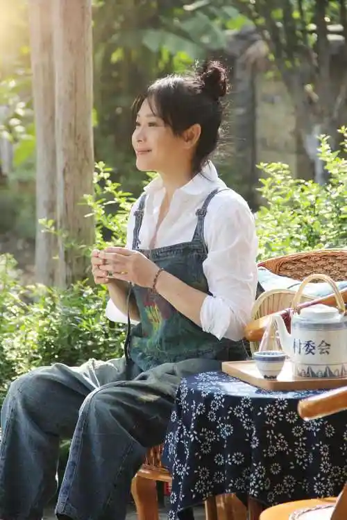 原创刘若英去种菜都穿得这么洋气白衬衫配牛仔背带裤年轻至少20岁