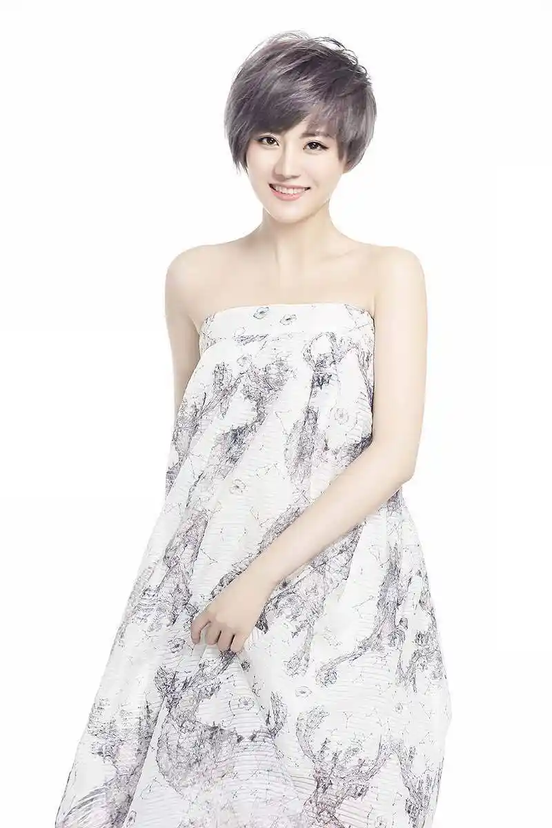 牟星曝黑白风格写真 网友力赞"老公style"