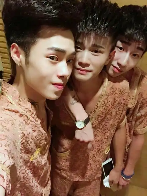 朋友们,给个双击啊!喜欢哪个帅哥求你带走.带.在传奇ktv来求你约.