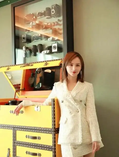 邓莎亮相北京机场,格纹西装搭配牛仔裤简约干练,女王范十足!