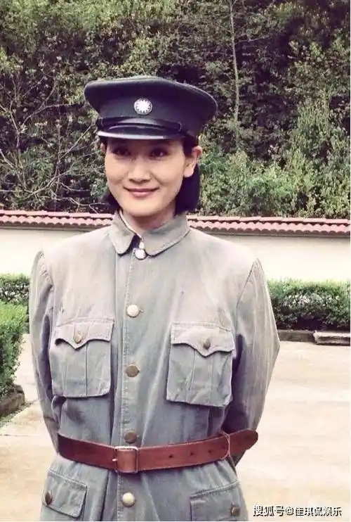 她离婚只字不提前夫侯勇,和女儿患难与共,如今45岁似冻龄少女_潘雨辰