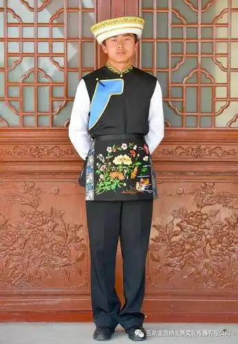 披在身上的彩虹——土族服饰