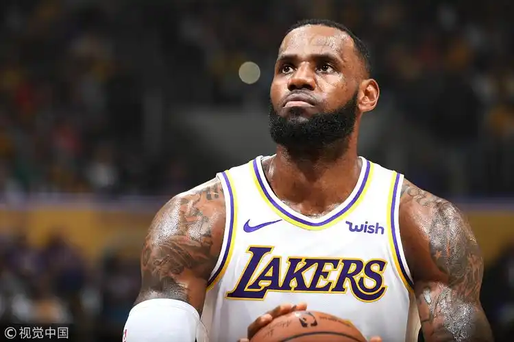 詹姆斯22 6 8布克伤退 湖人虐太阳取3连胜