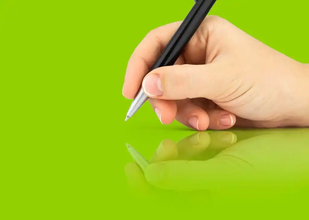 手里握着一支钢笔,在绿色的背景上写