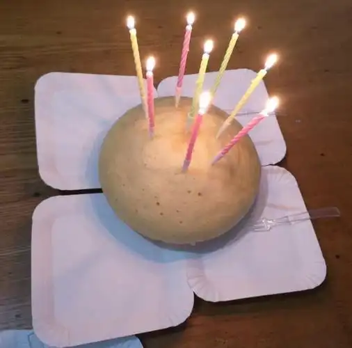 晚上插上蜡烛许完愿准备吃的时候,果然,真的不好吃,非常腥…但这是