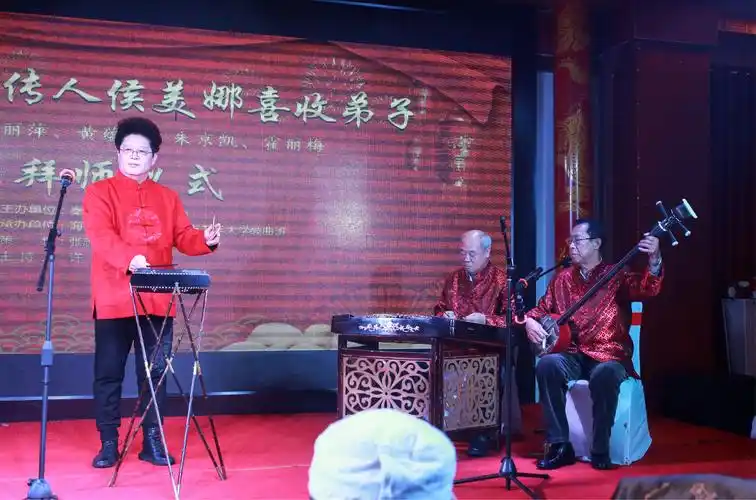 荣派单弦传人侯美娜喜收弟子