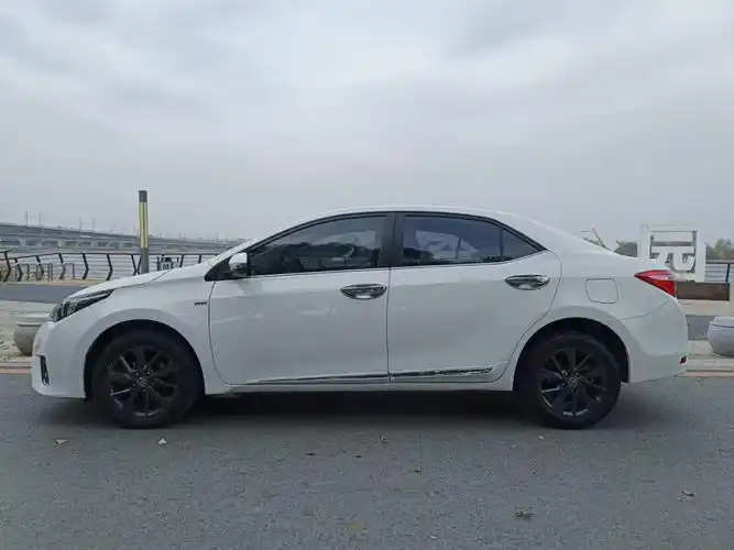 丰田 卡罗拉  2016款 双擎 1.8l cvt先锋版图片