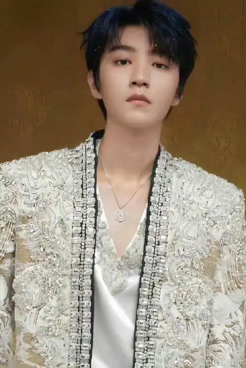 #王俊凯今天蓝发#