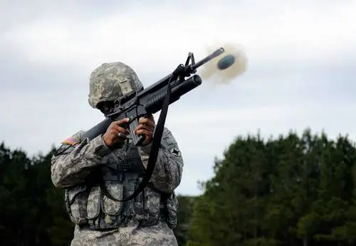 其实中国91式35mm榴弹发射器,榴弹发射器的结构及高低压发射原理均