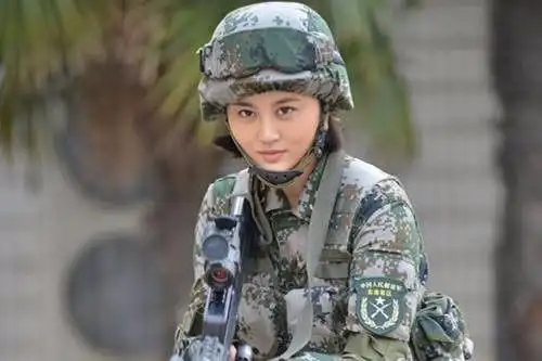 甘露在《我是特种兵之火凤凰》里的扮相,个人总感觉因为长相太好了,与