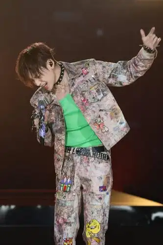 沉浸音乐的少年,人格魅力满格 小鬼《为歌而赞》新歌首秀舞台燃炸全场