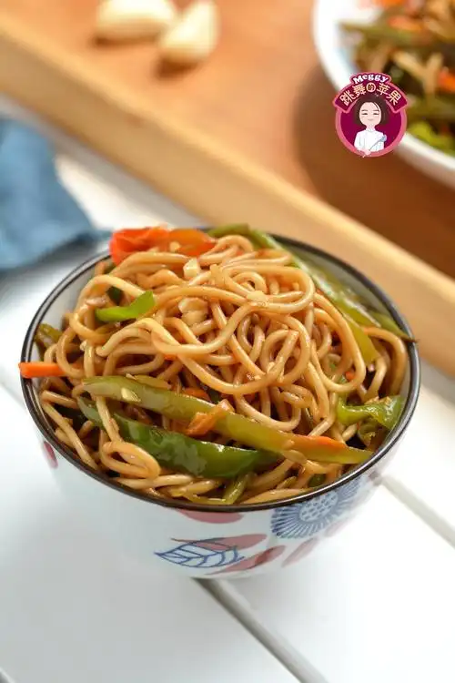 天热这面条多吃点,我家隔三差五做一次,每回做一锅都不够吃