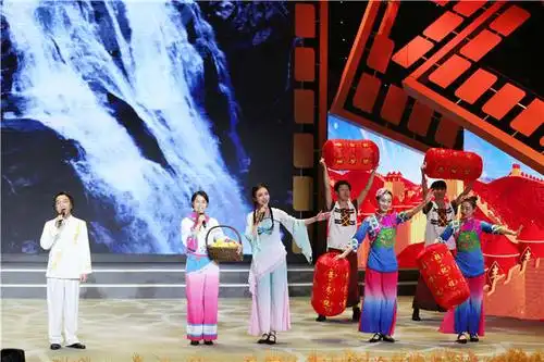 "谁不说俺家乡好":中共武平县委副书记张丽华唱着客家山歌,手拿百家姓