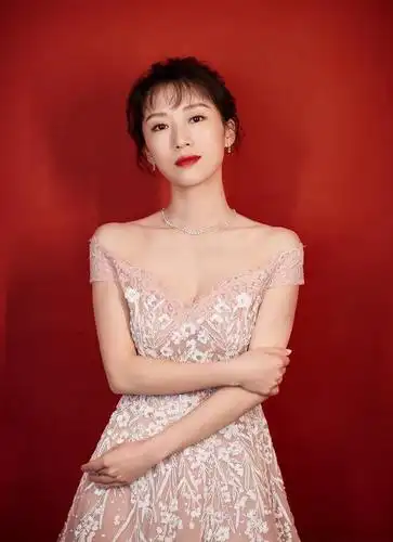 阔太李念也是"尤物身材",穿淡粉色一字肩连衣裙,34岁美成20岁