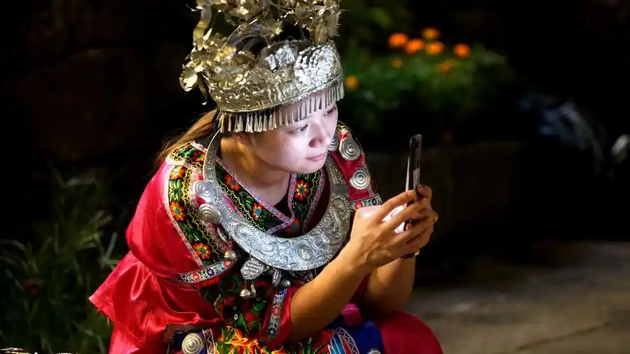 在这位苗族女孩的脸上,我们看到了青春美貌和幸福的眼神.