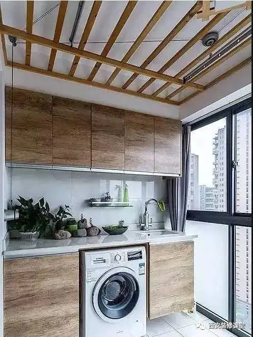 阳台放置洗衣机,晾衣服,原木格栅吊顶,其实完全可以不做晾衣架,钟接