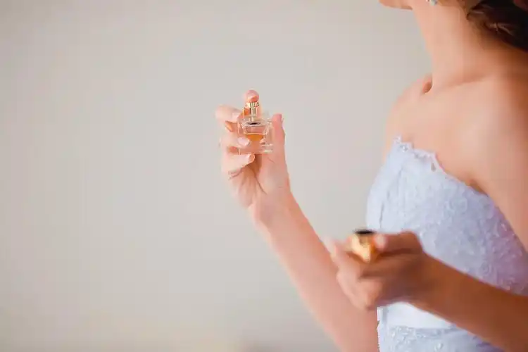 喷香水的性感美女高清图片