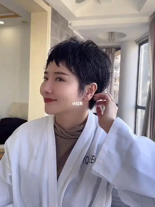 自来卷设计短发