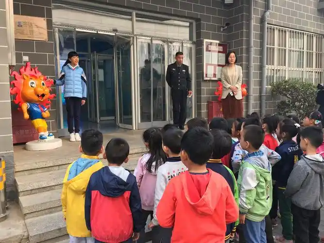 大姐姐给我们介绍了前门小学的吉祥物"求求"