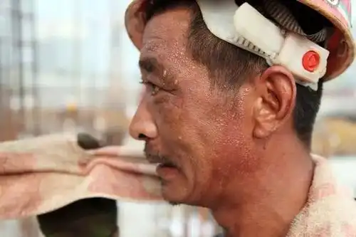 建筑工人▼肤色早被晒出了好几种色号他们挥汗如雨却仍然坚守在岗位上