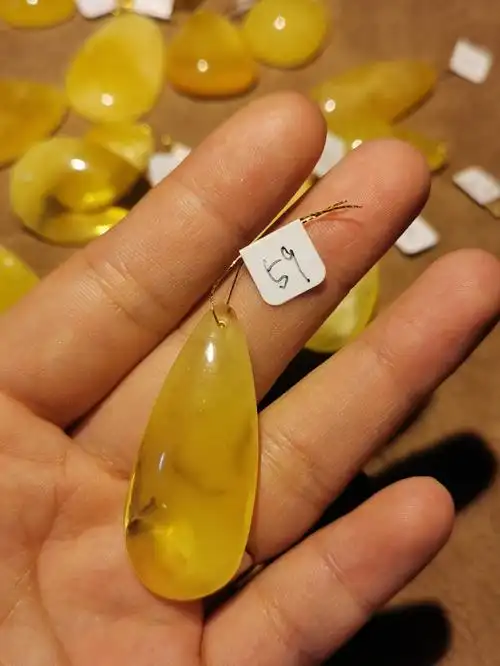 不同蜜蜡水滴吊坠