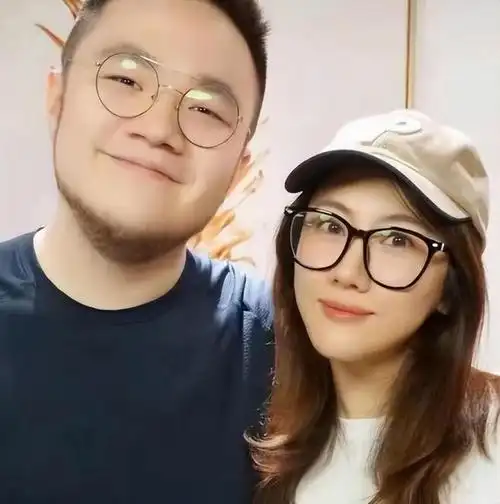 巴图夫妇庆相恋十周年绝美婚纱照首曝光宋丹丹怀抱俩孙笑开怀