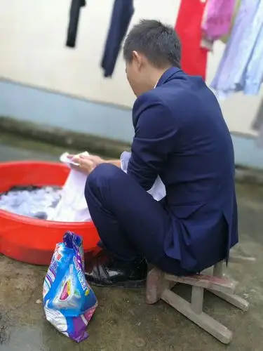 咋啦?你们北方没见过男人洗衣服吗?